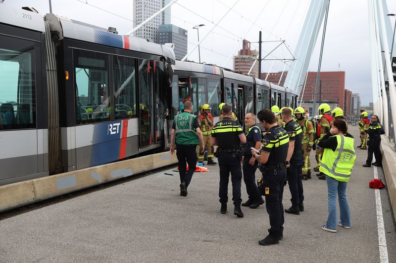 zware trambotsing op Erasmusbrug in Rotterdam